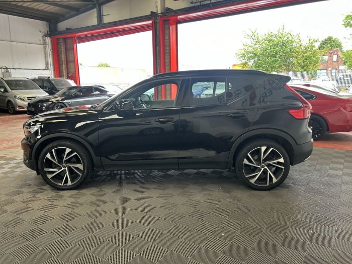 Volvo XC40 2.0 D4 R-DESIGN PRO AWD 5d 188 BHP Estate Diesel BLACK