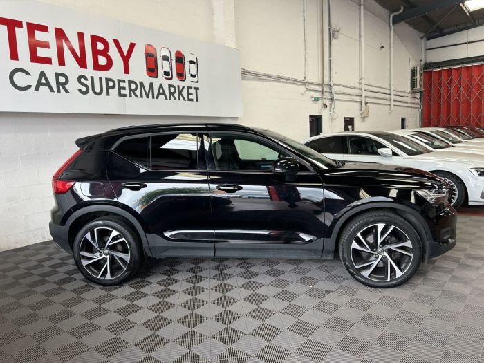 Volvo XC40 2.0 D4 R-DESIGN PRO AWD 5d 188 BHP Estate Diesel BLACK