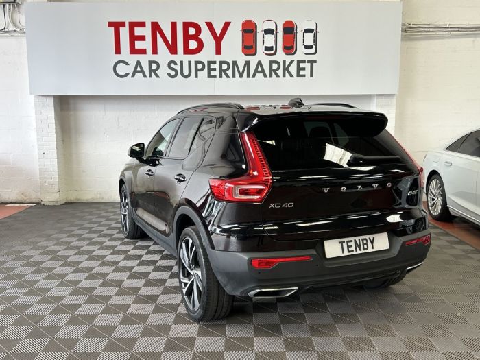 Volvo XC40 2.0 D4 R-DESIGN PRO AWD 5d 188 BHP Estate Diesel BLACK