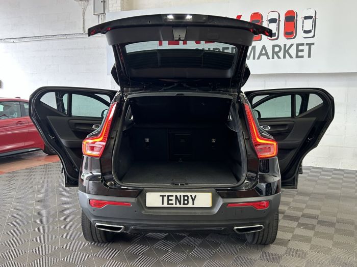 Volvo XC40 2.0 D4 R-DESIGN PRO AWD 5d 188 BHP Estate Diesel BLACK