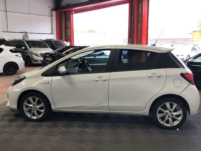 Toyota Yaris 1.5 VVT-I SPORT M-DRIVE S 5d 73 BHP Hatchback Hybrid WHITE