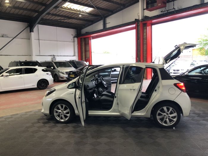 Toyota Yaris 1.5 VVT-I SPORT M-DRIVE S 5d 73 BHP Hatchback Hybrid WHITE