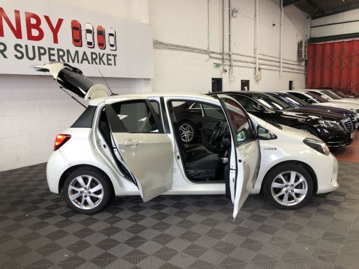 Toyota Yaris 1.5 VVT-I SPORT M-DRIVE S 5d 73 BHP Hatchback Hybrid WHITE