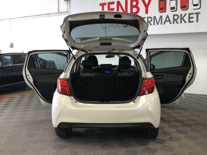 Toyota Yaris 1.5 VVT-I SPORT M-DRIVE S 5d 73 BHP Hatchback Hybrid WHITE