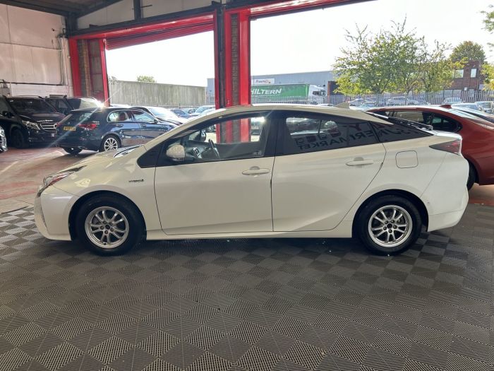 Toyota Prius 1.8 Hatchback Hybrid WHITE