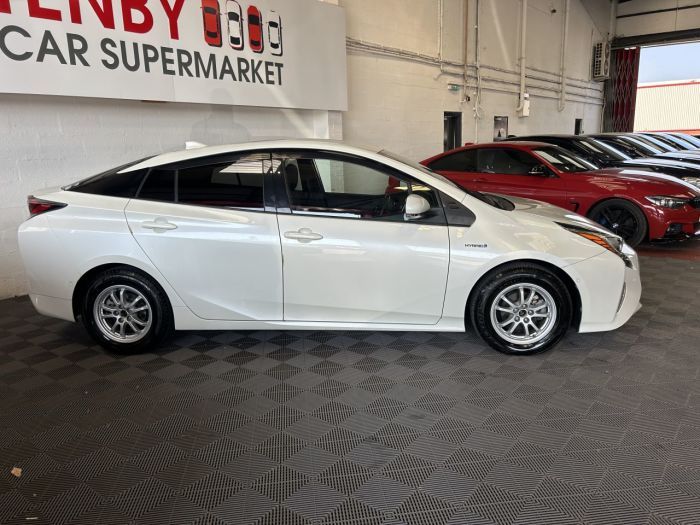 Toyota Prius 1.8 Hatchback Hybrid WHITE