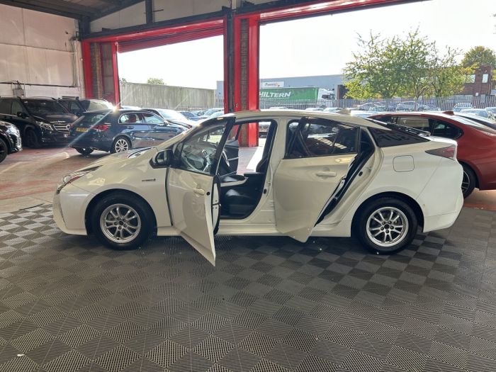 Toyota Prius 1.8 Hatchback Hybrid WHITE