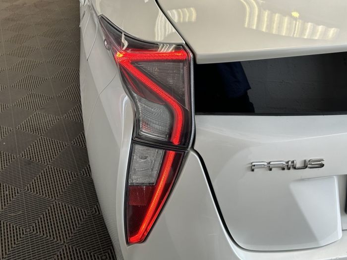 Toyota Prius 1.8 Hatchback Hybrid WHITE