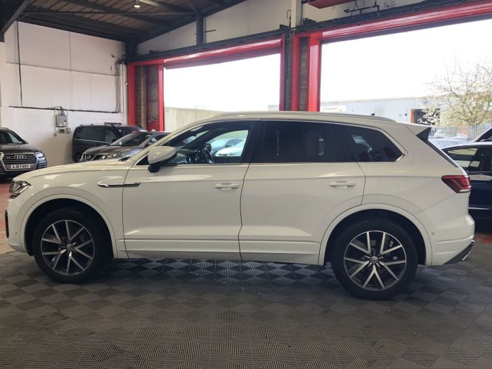 Volkswagen Touareg 3.0 V6 R-LINE TDI 5d 282 BHP Estate Diesel WHITE