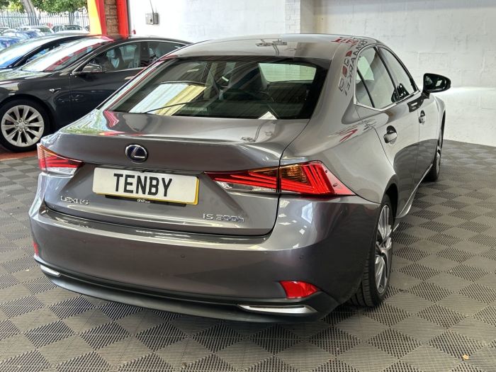 Lexus IS 2.5 300h Executive Edition Saloon 4dr Petrol Hybrid E-CVT Euro 6 (s/s) (223 ps) Saloon Hybrid GREY