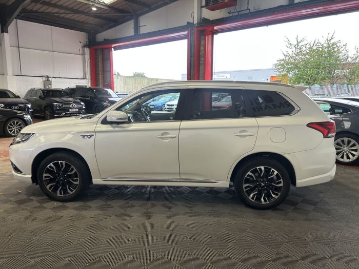 Mitsubishi Outlander 2.0h 12kWh GX5hs SUV 5dr Petrol Plug-in Hybrid CVT 4WD Euro 6 (s/s) (200 ps) SUV Hybrid WHITE