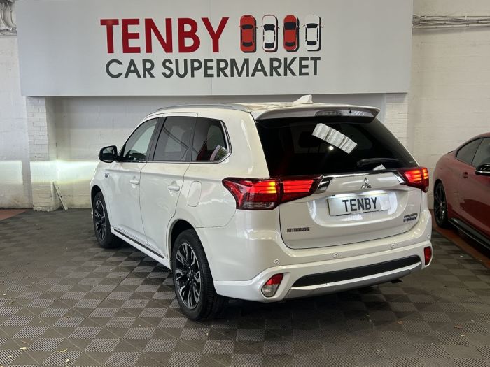 Mitsubishi Outlander 2.0h 12kWh GX5hs SUV 5dr Petrol Plug-in Hybrid CVT 4WD Euro 6 (s/s) (200 ps) SUV Hybrid WHITE