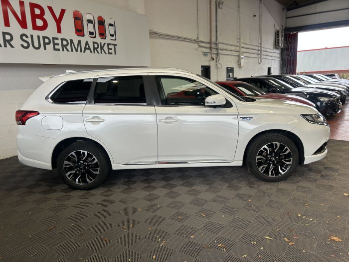 Mitsubishi Outlander 2.0h 12kWh GX5hs SUV 5dr Petrol Plug-in Hybrid CVT 4WD Euro 6 (s/s) (200 ps) SUV Hybrid WHITE