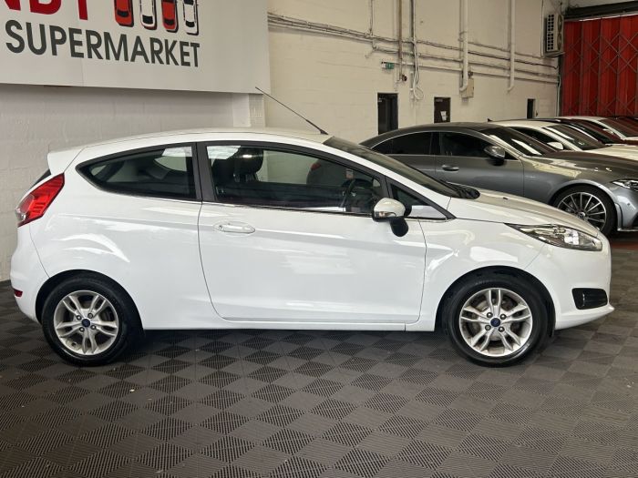 Ford Fiesta 1.0 ZETEC 3d 99 BHP Hatchback Petrol WHITE