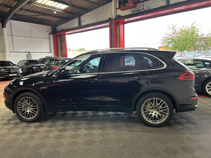 Porsche Cayenne 3.0 V6 E-Hybrid S SUV 5dr Petrol Plug-in Hybrid TiptronicS 4WD Euro 6 (s/s) (416 ps) SUV Hybrid BLACK