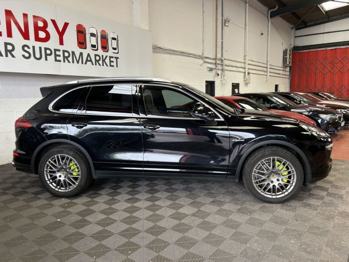 Porsche Cayenne 3.0 V6 E-Hybrid S SUV 5dr Petrol Plug-in Hybrid TiptronicS 4WD Euro 6 (s/s) (416 ps) SUV Hybrid BLACK