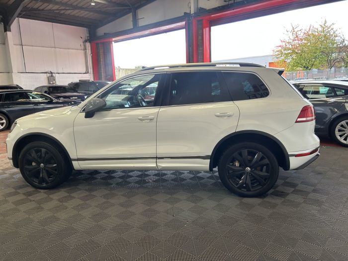 Volkswagen Touareg 3.0 TDI V6 R-Line SUV 5dr Diesel Tiptronic 4WD Euro 6 (s/s) (262 ps) SUV Diesel WHITE