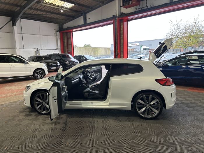 Volkswagen Scirocco 2.0 TDI BlueMotion Tech R-Line Hatchback 3dr Diesel DSG Euro 6 (s/s) (150 ps) Hatchback Diesel WHITE