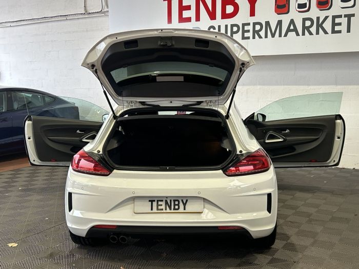 Volkswagen Scirocco 2.0 TDI BlueMotion Tech R-Line Hatchback 3dr Diesel DSG Euro 6 (s/s) (150 ps) Hatchback Diesel WHITE