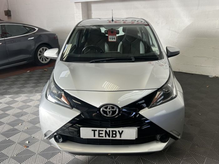 Toyota Aygo 1.0 VVT-i x-play Hatchback 5dr Petrol Manual Euro 6 (68 ps) Hatchback Petrol SILVER