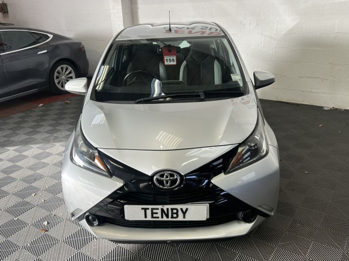 Toyota Aygo 1.0 VVT-i x-play Hatchback 5dr Petrol Manual Euro 6 (68 ps) Hatchback Petrol SILVER