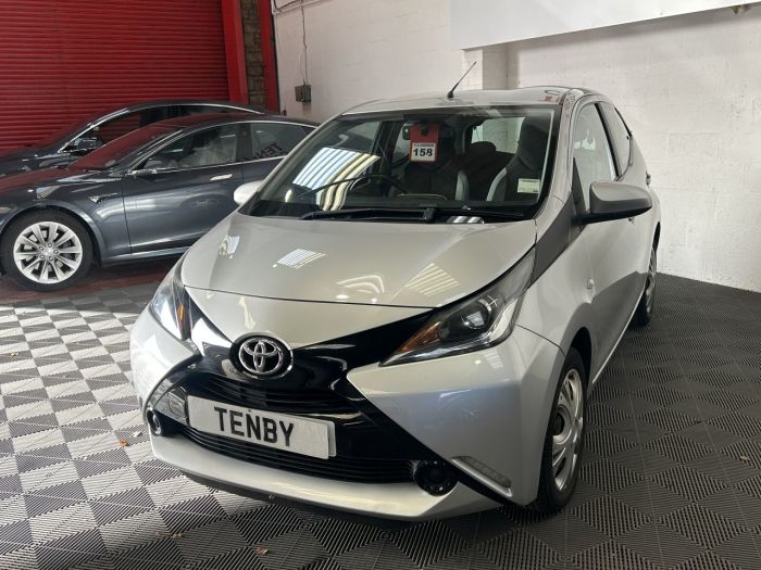 Toyota Aygo 1.0 VVT-i x-play Hatchback 5dr Petrol Manual Euro 6 (68 ps) Hatchback Petrol SILVER