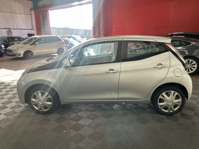 Toyota Aygo 1.0 VVT-i x-play Hatchback 5dr Petrol Manual Euro 6 (68 ps) Hatchback Petrol SILVER