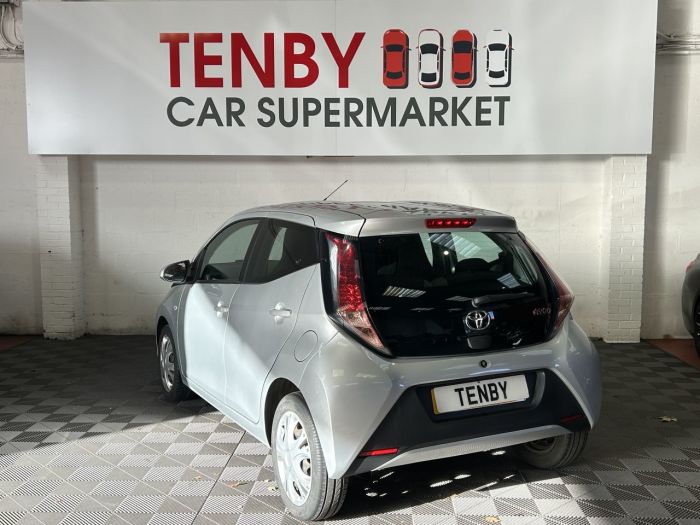 Toyota Aygo 1.0 VVT-i x-play Hatchback 5dr Petrol Manual Euro 6 (68 ps) Hatchback Petrol SILVER