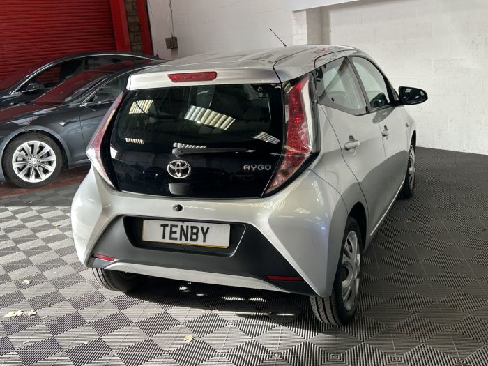 Toyota Aygo 1.0 VVT-i x-play Hatchback 5dr Petrol Manual Euro 6 (68 ps) Hatchback Petrol SILVER