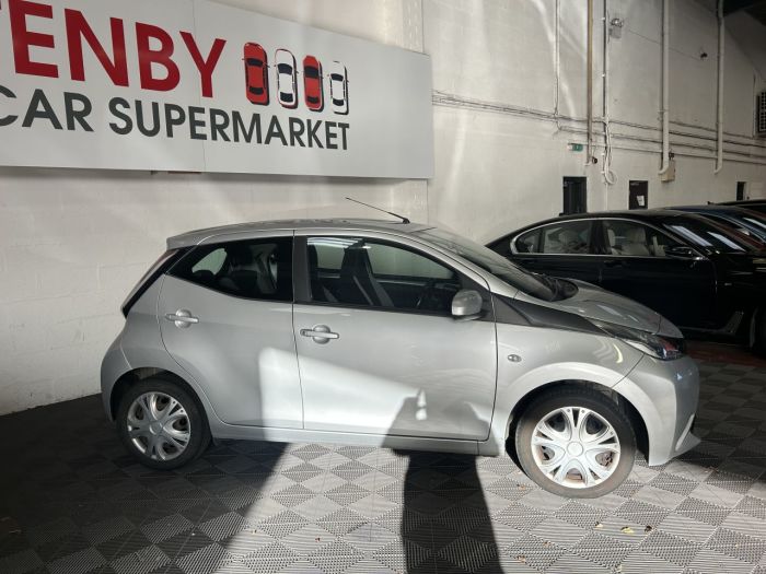 Toyota Aygo 1.0 VVT-i x-play Hatchback 5dr Petrol Manual Euro 6 (68 ps) Hatchback Petrol SILVER