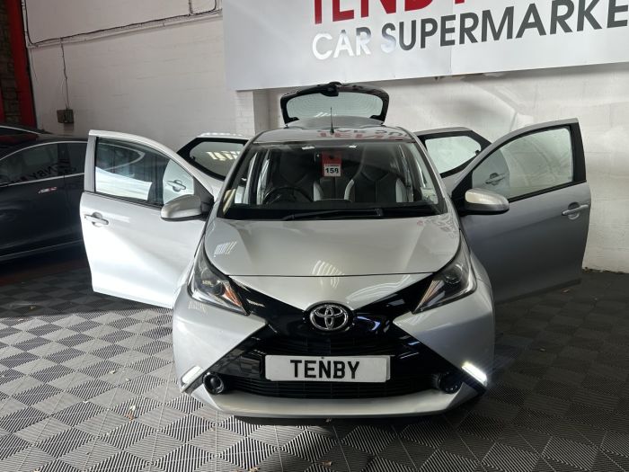 Toyota Aygo 1.0 VVT-i x-play Hatchback 5dr Petrol Manual Euro 6 (68 ps) Hatchback Petrol SILVER