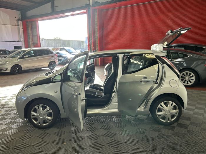 Toyota Aygo 1.0 VVT-i x-play Hatchback 5dr Petrol Manual Euro 6 (68 ps) Hatchback Petrol SILVER