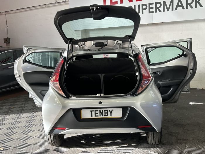 Toyota Aygo 1.0 VVT-i x-play Hatchback 5dr Petrol Manual Euro 6 (68 ps) Hatchback Petrol SILVER