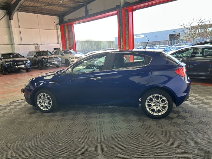 Alfa Romeo Giulietta 1.6 JTDM-2 Super Hatchback 5dr Diesel TCT Euro 6 (s/s) (120 bhp) Hatchback Diesel BLUE