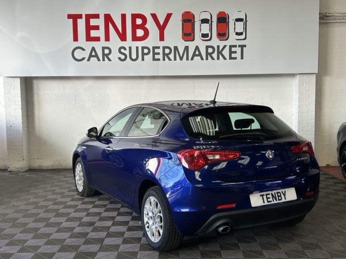 Alfa Romeo Giulietta 1.6 JTDM-2 Super Hatchback 5dr Diesel TCT Euro 6 (s/s) (120 bhp) Hatchback Diesel BLUE