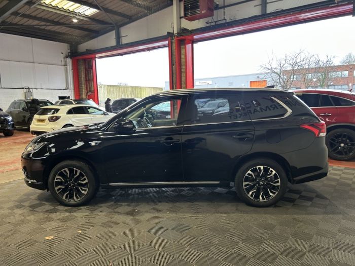 Mitsubishi Outlander 2.0h 12kWh 4hs SUV 5dr Petrol Plug-in Hybrid CVT 4WD Euro 6 (s/s) (200 ps) SUV Hybrid BLACK