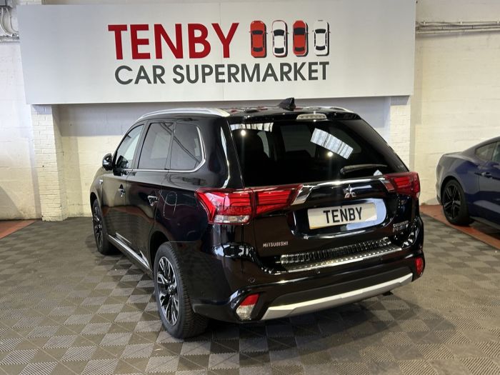 Mitsubishi Outlander 2.0h 12kWh 4hs SUV 5dr Petrol Plug-in Hybrid CVT 4WD Euro 6 (s/s) (200 ps) SUV Hybrid BLACK