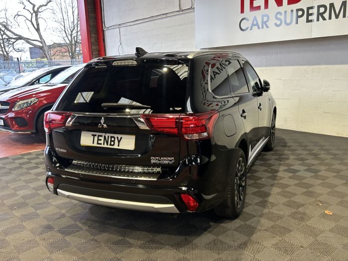 Mitsubishi Outlander 2.0h 12kWh 4hs SUV 5dr Petrol Plug-in Hybrid CVT 4WD Euro 6 (s/s) (200 ps) SUV Hybrid BLACK