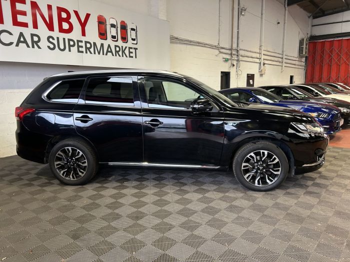 Mitsubishi Outlander 2.0h 12kWh 4hs SUV 5dr Petrol Plug-in Hybrid CVT 4WD Euro 6 (s/s) (200 ps) SUV Hybrid BLACK