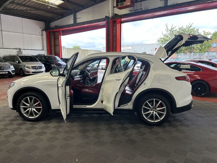 Alfa Romeo Stelvio 2.0 TB SPECIALE 5d 277 BHP Estate Petrol WHITE